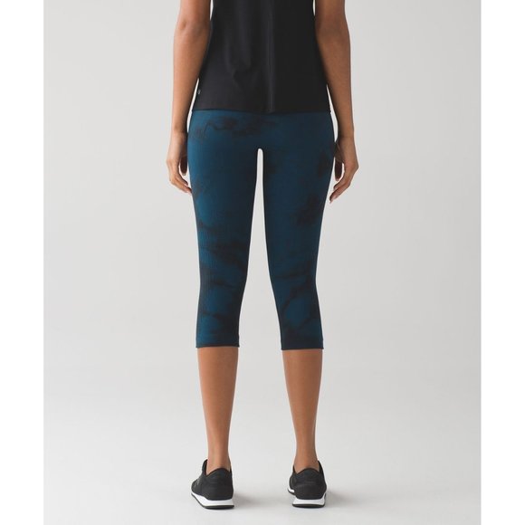 Lululemon Flow & Go Black & Blue Printed Crop Cropped Legging Leggings sz 2 - Picture 2 of 9